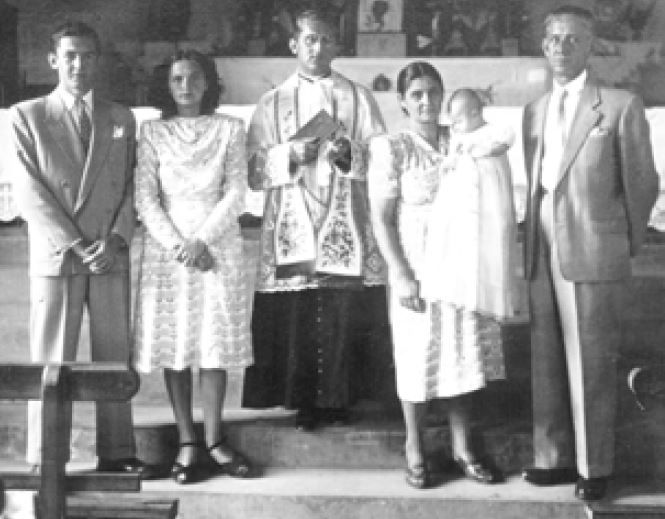 Batizado do autor, da esquerda para a direita: seu pai Constantino, minha sua mãe Dalila, padre Paulo de Tarso, madrinha Lita Saleme e vovô Vieira. (Acervo do autor)